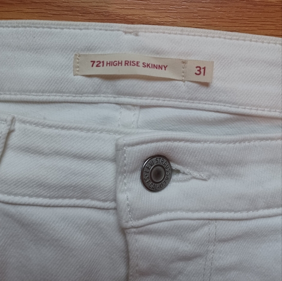 Crisp White Levis - Picture 4 of 6